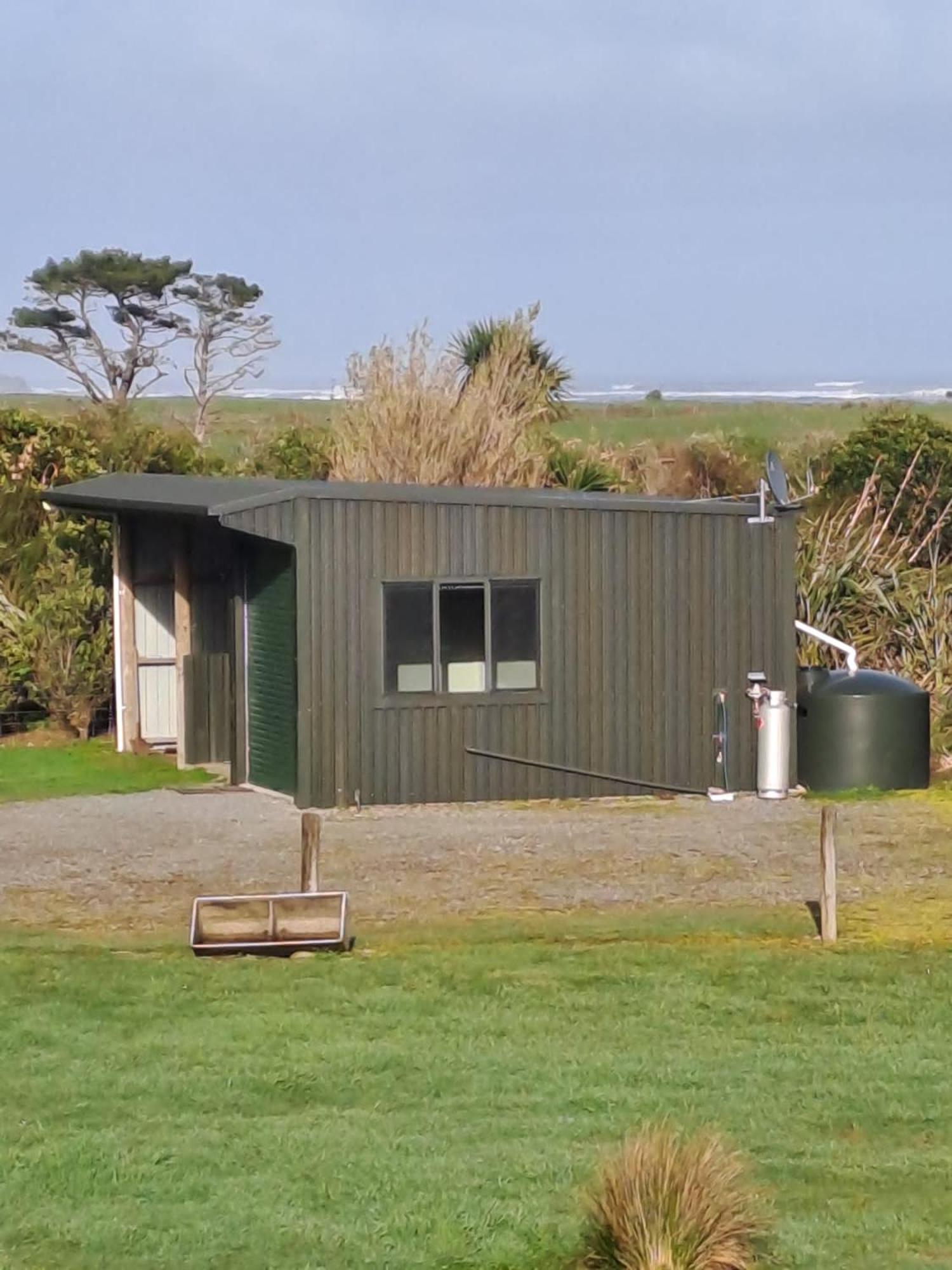 Koru Beachfront Holiday Cabins & Hot Tub Barrytown Exterior foto