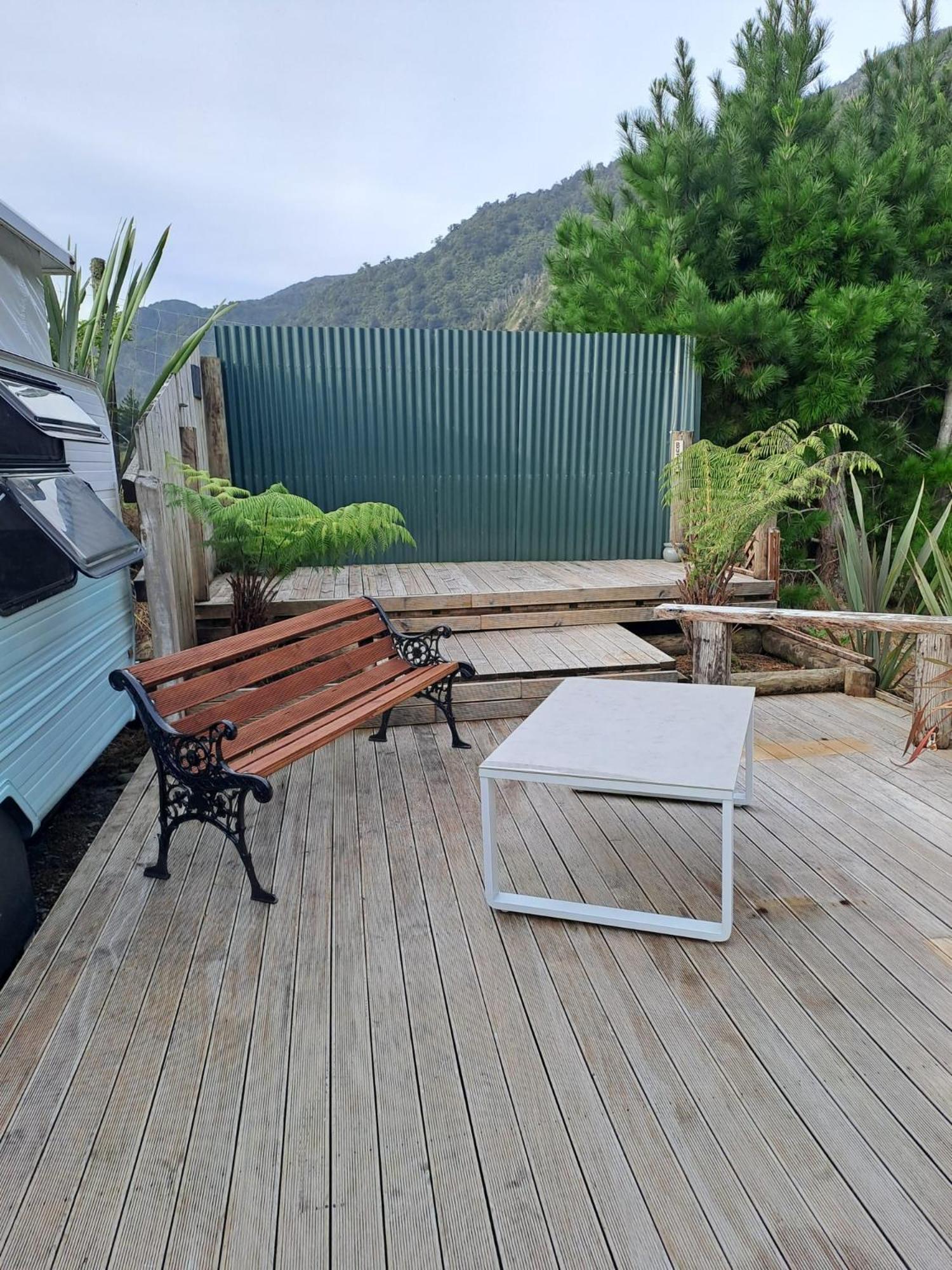 Koru Beachfront Holiday Cabins & Hot Tub Barrytown Exterior foto