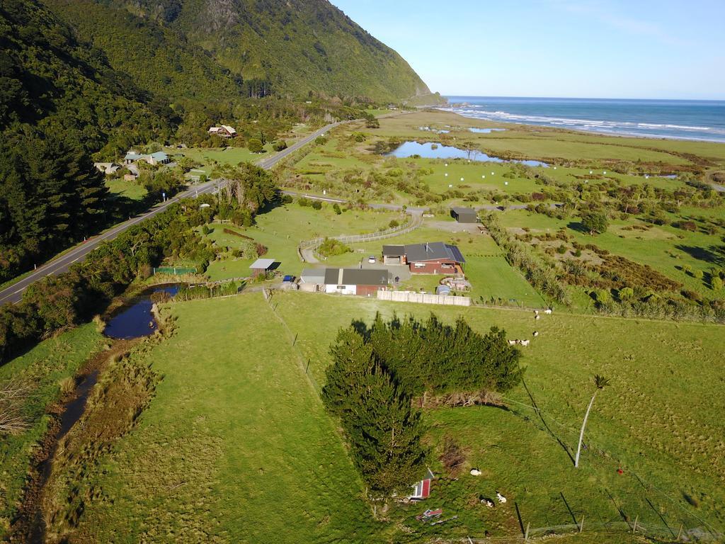 Koru Beachfront Holiday Cabins & Hot Tub Barrytown Exterior foto